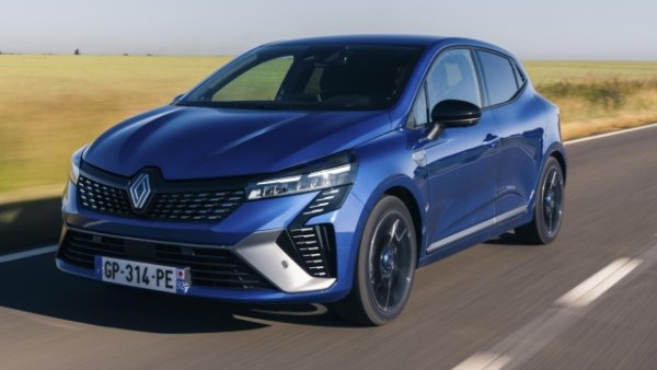 Френската сестра на Colt също е дълга 4053 мм , отделя 96 г/км CO2 и осигурява максимална мощност от 143 к.с. Предостатъчно не само за града! Версията E-tech evolution консумира 4,3 литра на 100 км и има начална цена от 46 990 лева.
